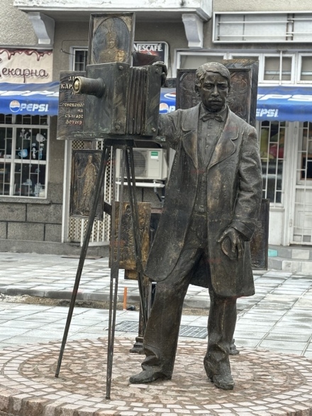 Маргарита Иванова възкреси с монумент образа на първия фотограф в България
